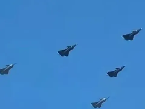 Dàn 'mãnh long' J-20A của Trung Quốc xuất hiện, hé lộ lễ duyệt binh quy mô lớn