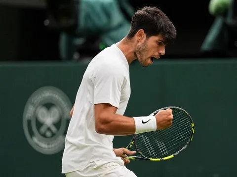 Alcaraz lọt tứ kết Wimbledon bằng chiến thắng thứ 22 liên tiếp