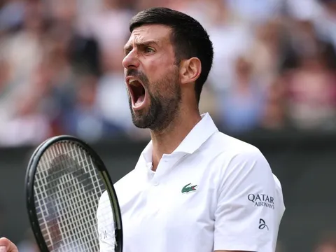 Djokovic thoát hiểm vào tứ kết Wimbledon, Sinner thắng nhờ đối thủ bỏ cuộc