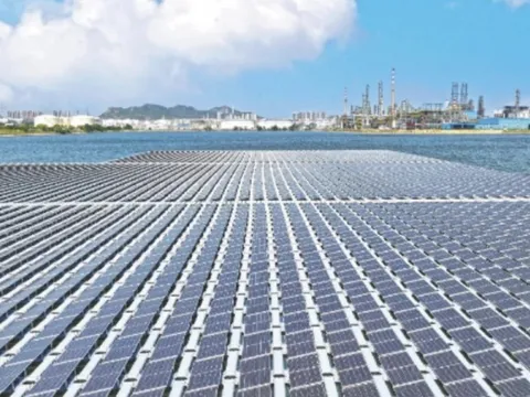Kỳ tích của Trung Quốc: Bê hàng trăm tấm pin mặt trời trải ra biển rộng bằng 8 sân bóng đá, sản xuất 16,7 triệu kWh điện/năm, cắt giảm 14.000 tấn CO2/năm