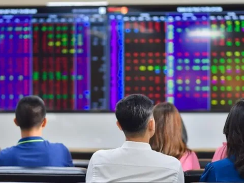 Tiền ồ ạt chảy vào chứng khoán, mua cổ phiếu nào "đón sóng" 1.500 điểm?