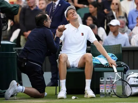 Sinner báo tin cực vui trước thềm tứ kết Wimbledon