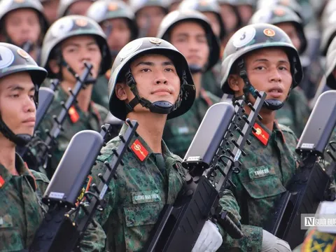 Người dân đội nắng xem hợp luyện diễu binh 2/9