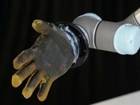 Robot biết đau nhờ da nhân tạo mới
