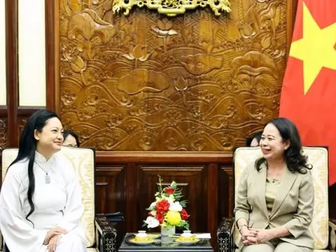 Nữ phi hành gia gốc Việt đầu tiên bay vào vũ trụ bàn giao hạt giống sen cho Việt Nam