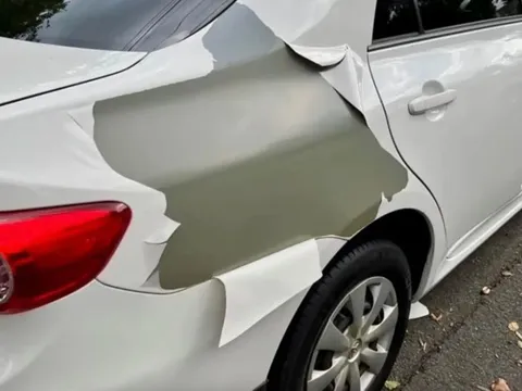 Hơn 7000 người theo dõi vụ kiện Toyota vì hàng loạt ô tô màu trắng bong tróc dưới nắng, phải sơn lại toàn bộ
