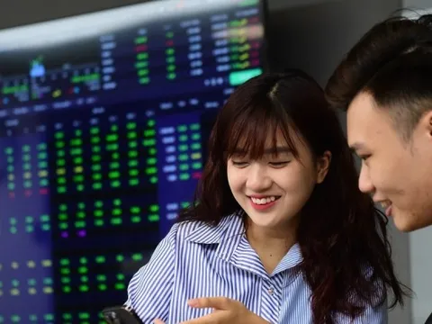 Chứng khoán áp sát đỉnh lịch sử: Chốt lời hay mua tiếp?