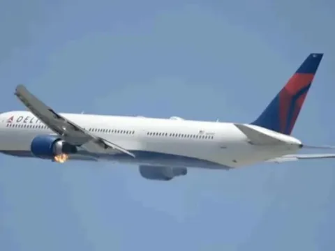 Máy bay Boeing 767 chở 235 người bị cháy động cơ giữa không trung