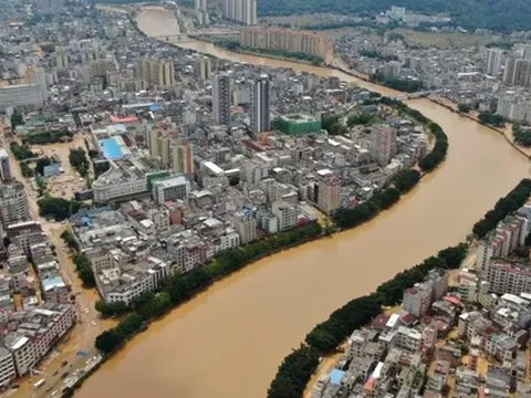Trung Quốc: Lượng mưa 1 năm trút xuống trong 1 ngày, hàng chục ngàn người dân bỏ chạy