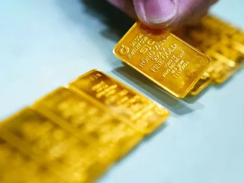 Giá vàng biến động mạnh, nhà đầu tư đối mặt nhiều rủi ro ngắn hạn