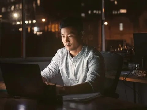 Thao túng tâm lý trắng trợn: Công ty ép nhân viên làm thêm 160 giờ/tháng, không một xu lương tăng ca