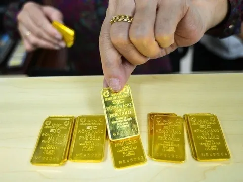Giá vàng SJC sáng 26/8 tiếp đà tăng, thị trường sôi động