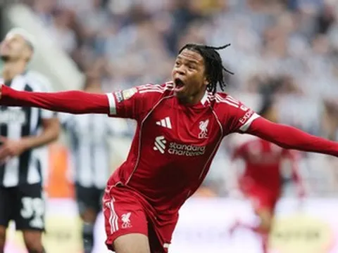 Liverpool thắng nghẹt thở Newcastle nhờ cầu thủ 16 tuổi