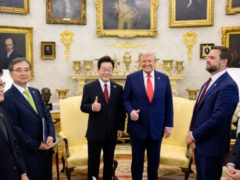 Tổng thống Hàn khéo léo xoay chuyển thế cờ ở phòng Bầu Dục, khiến ông Trump thừa nhận hiểu lầm