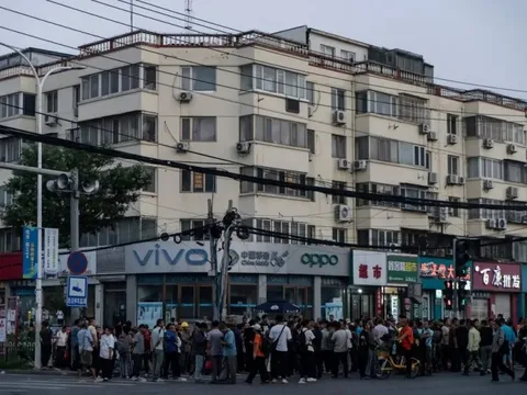 Buồn cho những người bị bỏ lại phía sau tại nền kinh tế lớn thứ 2 thế giới: Mất việc vì “quá tuổi”, lên thủ đô tìm việc từ tờ mờ sáng, “việc ít, người đông”, tiền công lại bị môi giới cắt xén