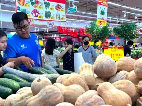 Tăng lương tối thiểu 7,2%: Cần giải pháp ngăn giá cả 'leo thang'