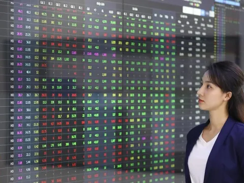 Một cổ phiếu ngân hàng gây sốt trước giờ đóng cửa