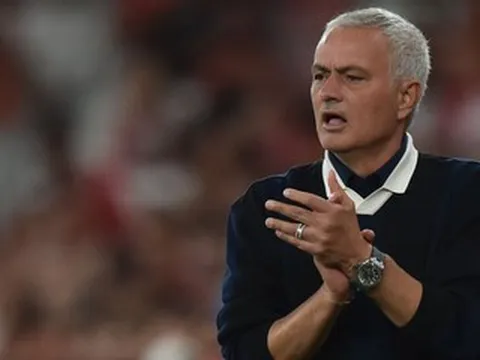 Solskjaer bị sa thải, Mourinho nguy cơ mất việc
