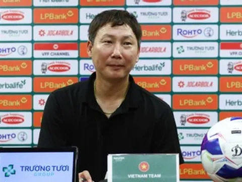 U23 Việt Nam thắng vất vả Singapore, HLV Kim Sang Sik than chân sút tồi