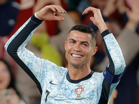 Ronaldo lập siêu phẩm, Bồ Đào Nha đại thắng '5 sao'
