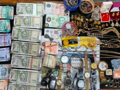 Đột kích nhà của viên kiểm lâm lương tháng 16 triệu, tịch thu số vàng và tiền mặt gần 2 tỷ đồng giấu trong bồn chứa nước, cùng 13 bất động sản trị giá hơn 414 tỷ đồng