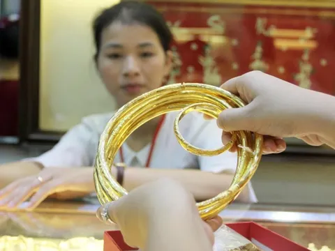Từ hôm nay mua bán vàng trên 20 triệu đồng phải chuyển khoản