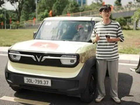 Chuyển đổi xanh ngay từ chiếc ô tô đầu tiên: Người trẻ háo hức chào đón xe điện