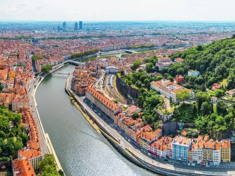 Quốc gia có thể chỉ tăng trưởng 0,8% lại đang “ngập” trong nợ, hiện vượt qua cả GDP