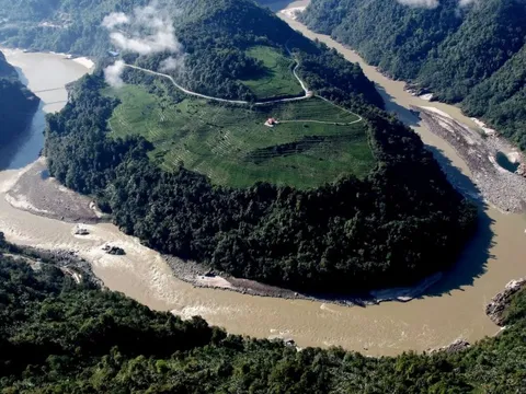 Trung Quốc khiến thế giới choáng váng: Xây trung tâm AI ở độ cao 3.600 mét, phủ kín 420 km2 bằng tấm pin mặt trời