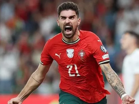 Ronaldo đá hỏng penalty, Bồ Đào Nha vẫn thắng siêu kịch tính