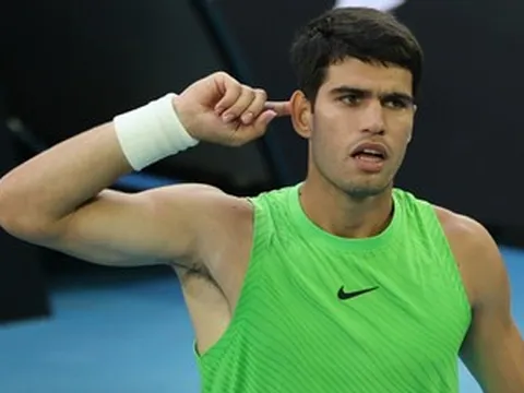 Alcaraz hạ Zverev sau màn tra tấn thể lực, viết lại lịch sử Australian Open