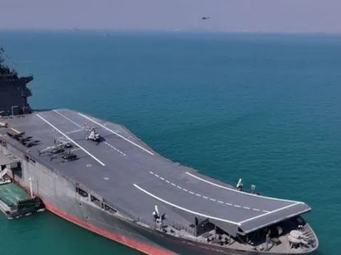Iran tung tàu sân bay ra eo biển Hormuz, chuẩn bị đòn "chắc chắn đánh trúng"
