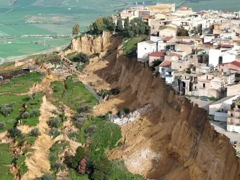 Hình ảnh gây sốc ở Ý: Hàng loạt nhà của lơ lửng trên vách đá, hơn 1.500 người dân được sơ tán sau mưa bão