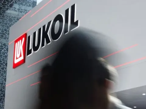 Dầu khí Nga lùi bước trước đòn trừng phạt: Lukoil bán tài sản toàn cầu cho nhà đầu tư Mỹ