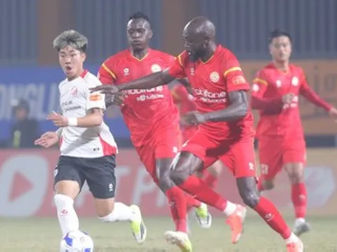 Cầu thủ Việt kiều rực sáng, vì đâu HLV Kim Sang Sik chưa vội mừng