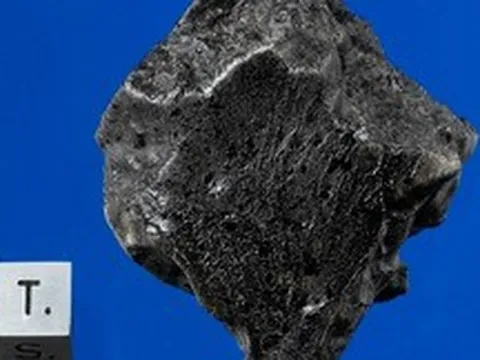 Không cần phá hủy mẫu vật, giới khoa học tìm thấy "mạch máu" của sự sống trong khối đá cổ nhất Hệ Mặt Trời