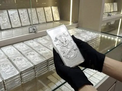 Giá bạc hôm nay 5/2/2026 rơi tự do, giảm hàng chục triệu đồng/kg