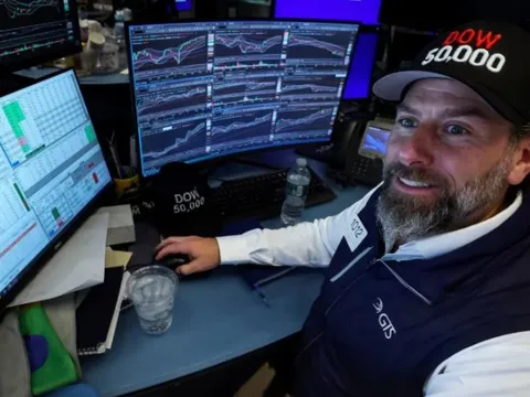 Chứng khoán Mỹ xanh mướt, Dow Jones tăng dựng đứng 1.200 điểm, lập kỷ lục chưa từng có 50.000 điểm: Chuyện gì đang xảy ra?