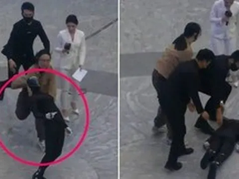 Robot hình người của Trung Quốc thực hiện cú vặn mình quái dị và ngã sấp mặt với tiếng động lớn trong buổi trình diễn