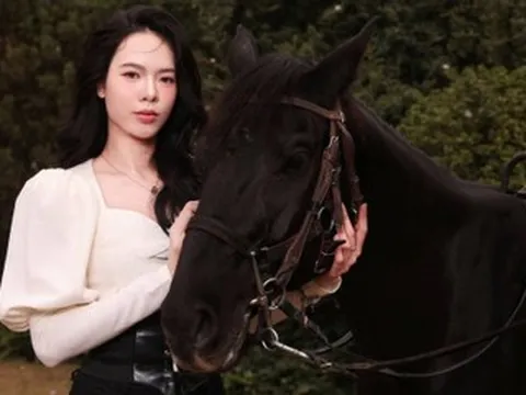 Hoa khôi bóng chuyền khoe sắc bên chiến mã đón Tết Bính Ngọ 2026