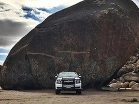 Bí ẩn về Giant Rock: Tảng đá granite khổng lồ giữa sa mạc Mojave nơi lưu giữ ký ức cổ xưa và huyền thoại vũ trụ