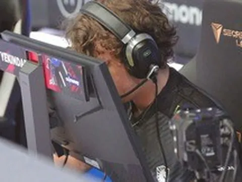 Giải mã thói quen kỳ lạ của game thủ chuyên nghiệp: Tại sao họ lại "dí mắt" vào màn hình khi thi đấu?