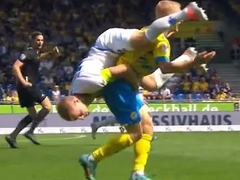 Video sân cỏ và những màn 'tấu hài' bất đắc dĩ