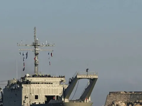 Tàu Mexico chở hàng viện trợ cập cảng Cuba