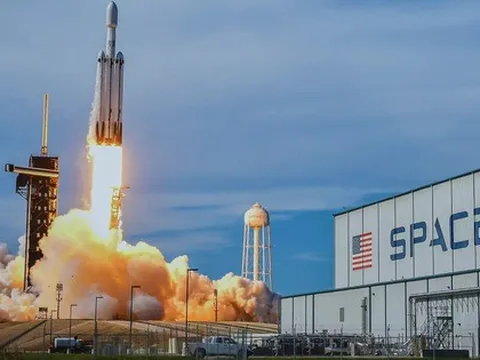 Bầu trời đang rực cháy: Sự thật đen tối về cơn mưa xác vệ tinh Starlink