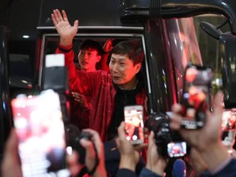 HLV Kim Sang Sik mang quà 'đặc biệt' về Hàn Quốc ăn Tết