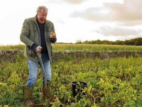 Triệu phú 65 tuổi lái Lamborghini đi cày ruộng khiến thế giới nhìn lại nghề nông