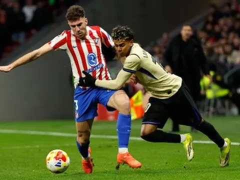 Barca: Hansi Flick và cái tát cho tham vọng ăn 3