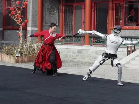 Robot hình người Trung Quốc múa kiếm điêu luyện mừng năm mới, phô diễn kỹ thuật đỉnh cao khiến thế giới kinh ngạc