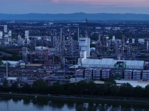 Giá điện tăng không tưởng lên 3 triệu đồng/MWh, hàng nghìn sếp lớn châu Âu đồng loạt cảnh báo